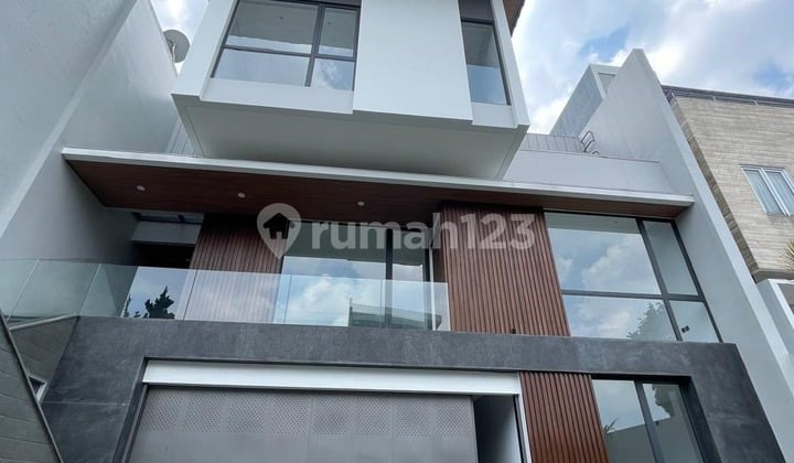Dijual Rumah Baru Minimalis Siap Huni 3 Lantai di Setraduta Bandung