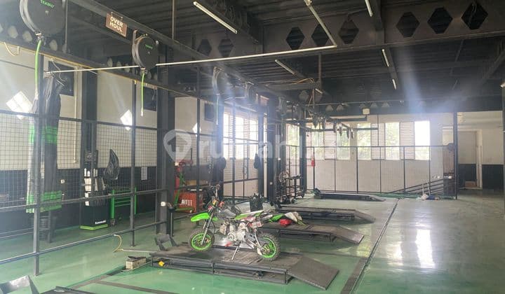Bekasi, Dijual Ex Showroom Siap Pakai Sgt Strategis Jalan Utama