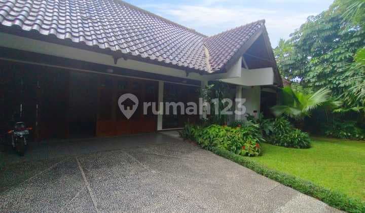 Dijual Rumah Lama Kondisi Terawat, Lokasi Bagus di Kemang Utara