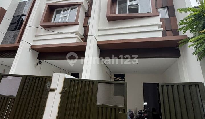 Rumah Baru Minimalis Moderen di Tanjung Duren Jakarta Barat