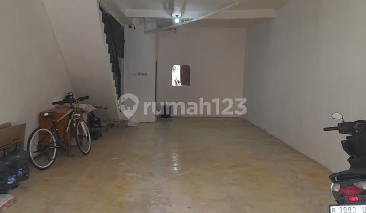 Ruko 3 Lantai Hadap Jalan Cocok Buat Usaha