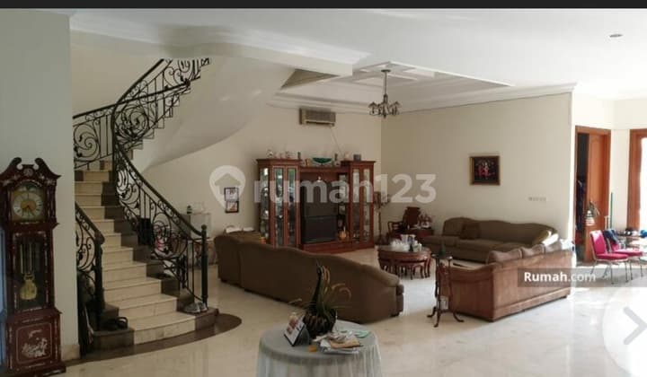 Dijual Segera Rumah Classic Modern dengan Kolam Renang