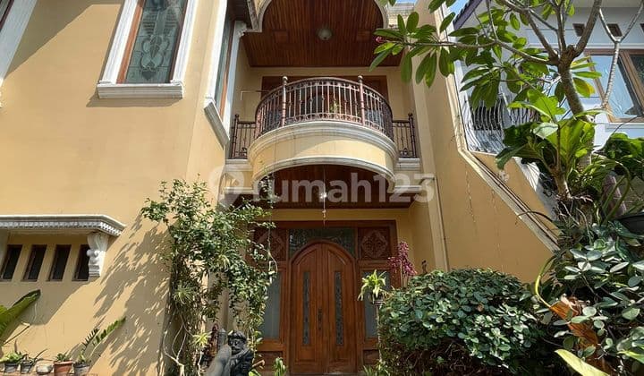 Dijual Rumah cantik ada Kolam renang di Taman Rempoa Indah Bintaro