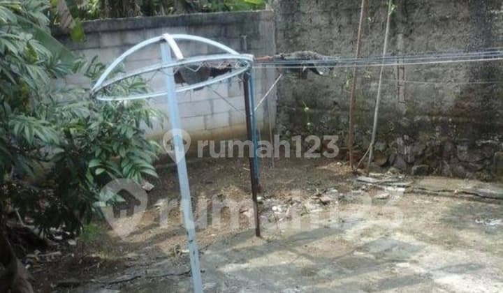 Rumah Lama Siap Huni Dekat Tol Jakarta Selatan