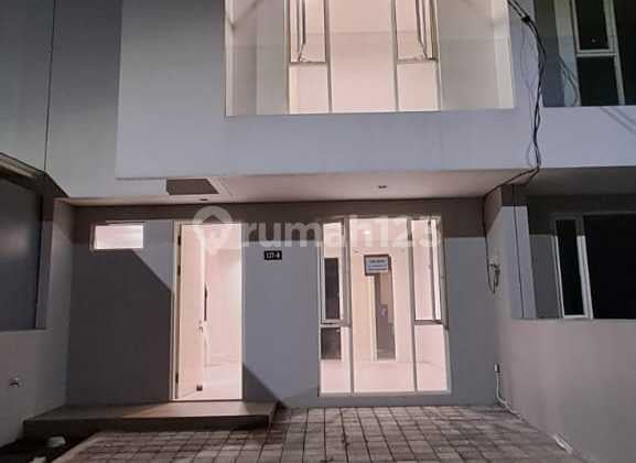 New Minimalist Fresh House Graha Green Garden