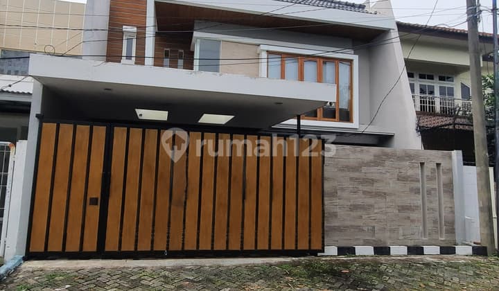 Rumah 2 Lantai Bagus Furnished SHM di Babatan Mukti, Surabaya