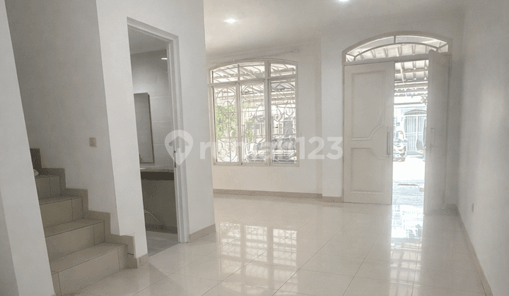 For Rent 2-Story House Semi-Furnished Green Lake City