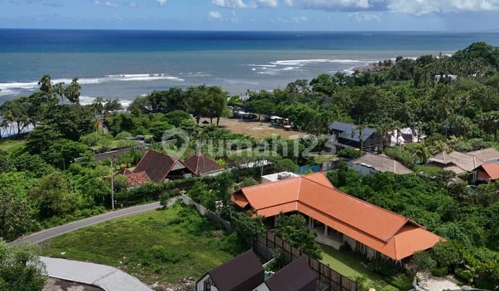 Tanah Jalan Kaki di Pantai Pering Gianyar Bali