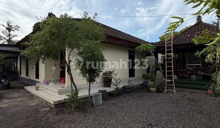 House with a Spacious Yard Suitable for Office Location in Renon