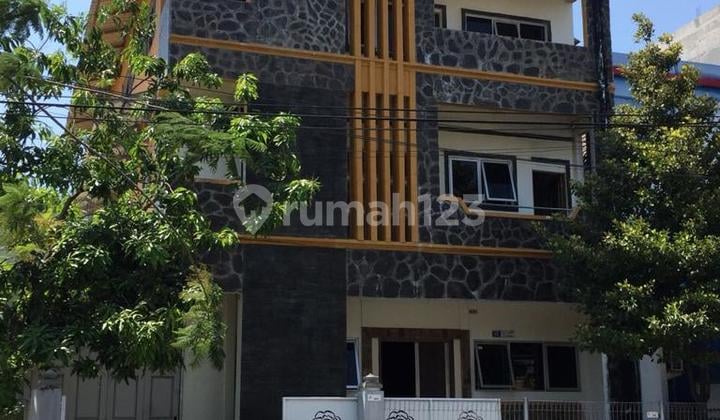 Rumah 3 Lantai Bagus SHM di Raya Gayungsari, Surabaya