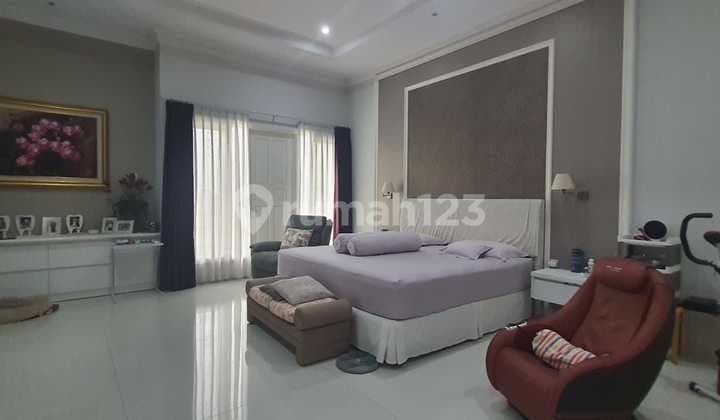 Rumah 2 Lantai Bagus SHM di Graha Famili Utara, Surabaya