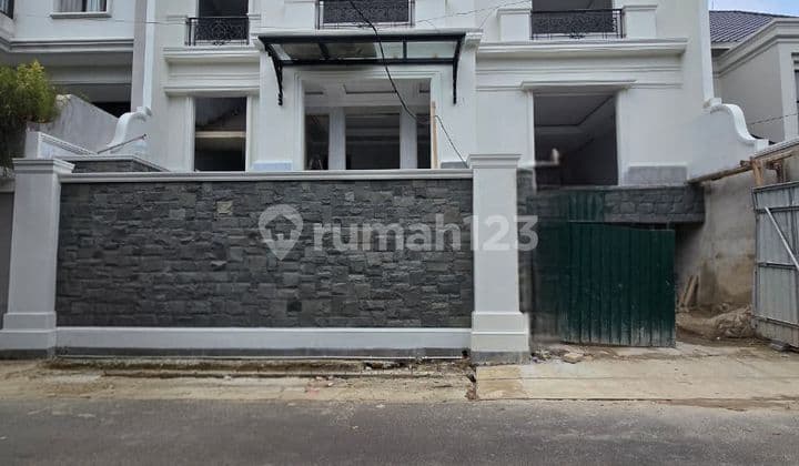 Rumah Baru Lokasi Strategis di Kebayoran Baru