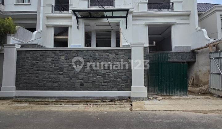 Rumah Baru Lokasi Strategis di Kebayoran Baru
