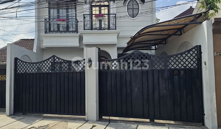 Rumah Mewah Desain Classic dengan Jacuzzi
