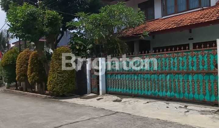 HUNIAN CANTIK DAN LUAS 2 LANTAI SEMI FURNISHED DI PERUMAHAN CINERE