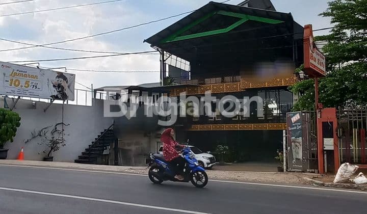 BANGUNAN RESTORAN AKSES JALAN UTAMA