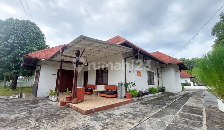 Rumah Besar Posisi Hook daerah Komersil Pusat Kota di Jl.Tan Malaka No.8