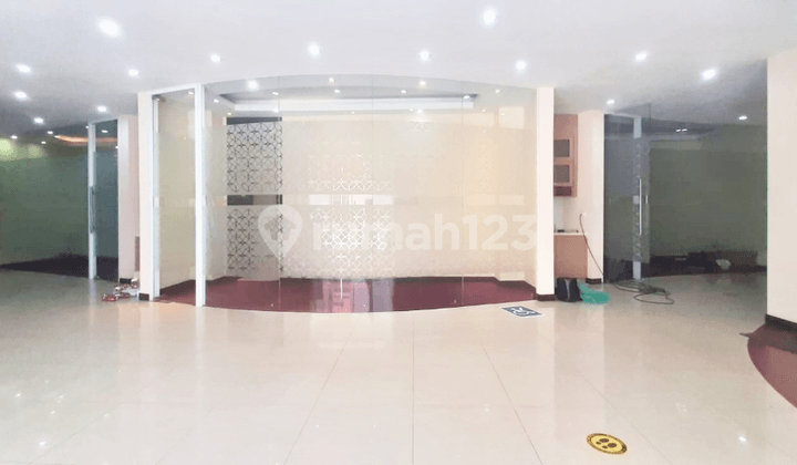 Shop House in Wolter Mongonsidi Suitable for Restaurant, Boutique, Salon, Clinic, SCBD Area, South Jakarta