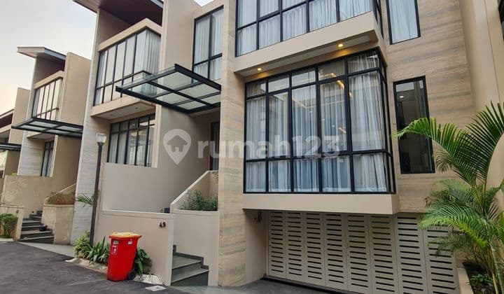 Rumah Bagus Design Modern di Cilandak.
Dalam townhouse.
