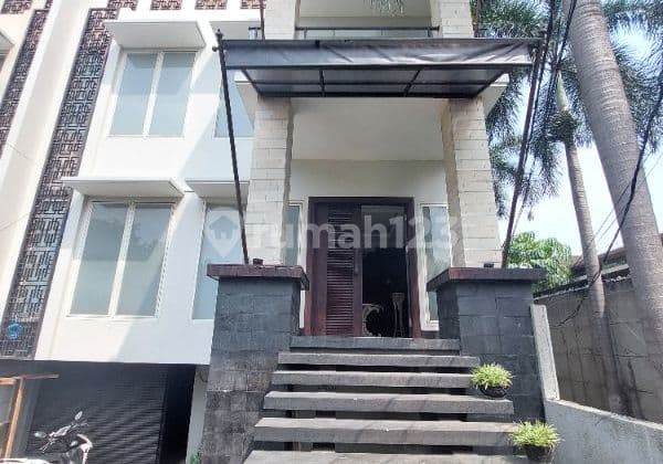 Dream House Jalan Anggur Cipete, a 3-story building close to Cipete Raya, South Jakarta.