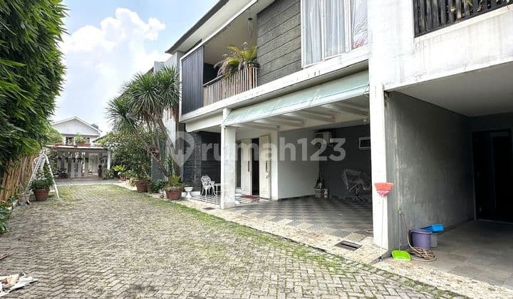 Rumah Minimalist Modern 3 lantai dalam Townhouse di Lebak Bulus Cilandak