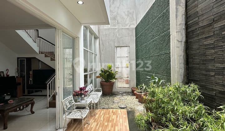 Rumah Minimalist Modern 2 Lantai dalam Townhouse di Lebak Bulus Cilandak