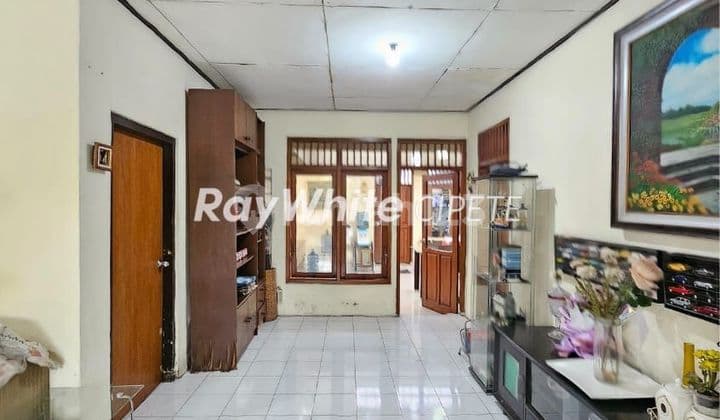 Rumah dengan 2 rumah paviliun , 150 m dari jalan RS Fatmawati, Sebrang Mall One Bell Park cocok untuk kos an, Jakarta Selatan