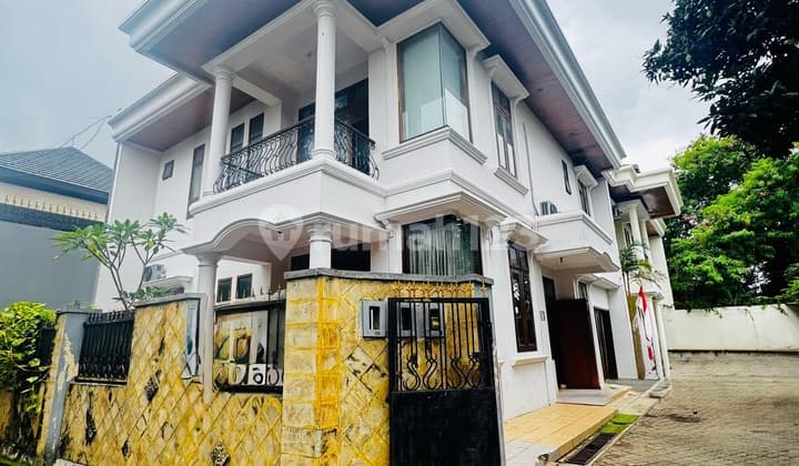 Dijual Rumah Classic Design di Pondok Labu Jakarta Selatan
