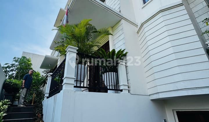 Dijual Rumah Bangunan 3 Lantai Siap Huni di Puri Cinere Furnished Depok Jawa Barat