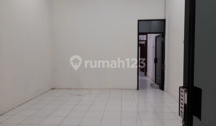 Rumah Nyaman di Dalam Komplek Gajah Mada Jakarta
