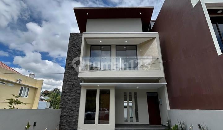 Rumah Baru 3 Lantai Dalam Cluster di Daerah Dago