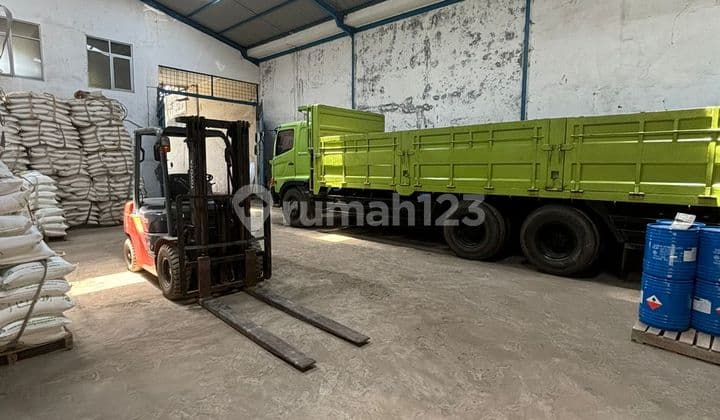 Gudang Akses Kontainer di Taman Kopo Indah