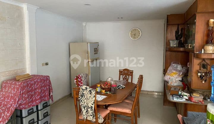 Rumah Nyaman 2 Lantai Lokasi di Setra Sari Raya
