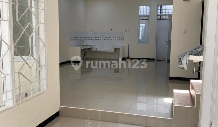 Rumah Nyaman Minimalis 2.5 Lantai di Jalan Karang Mulya