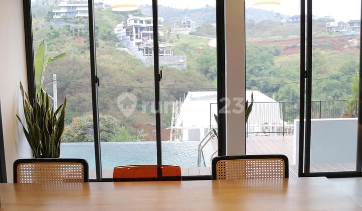 Dijual Villa View Gunung dengan Kolam Renang di Daerah Dago