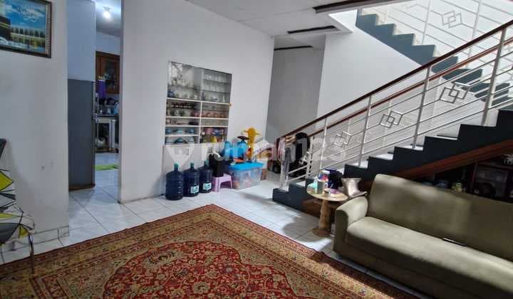 Rumah Minimalis Modern 2.5 Lantai di Kembar
