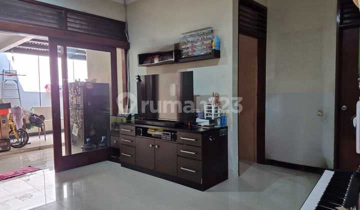 Rumah Nyaman Modern Minimalis di Komplek Mekar Wangi