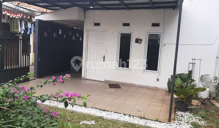 Ready-to-Live House With a Large Yard in Cinere, Ew