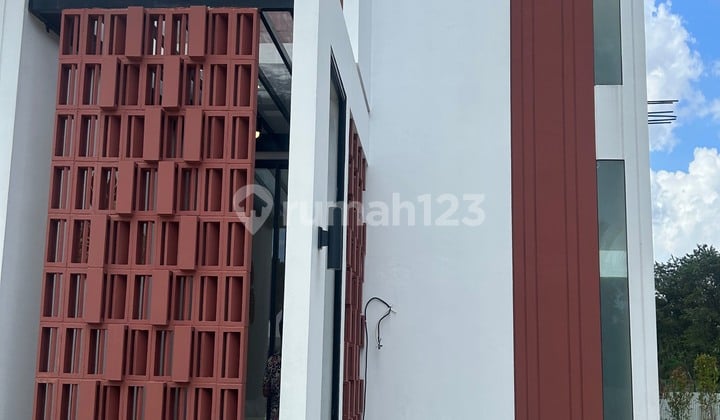 Rumah Estetik 2 Lantai Dengan Taman Didalam Ruangan