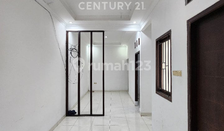 1½ Story House Strategic Location in Sumur Batu Kemayoran R2220