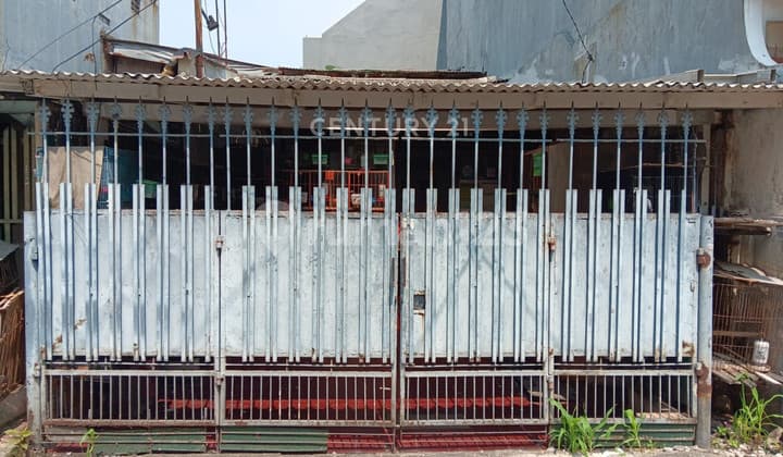 Strategically located house with a wide road frontage in Kelapa Gading S9664