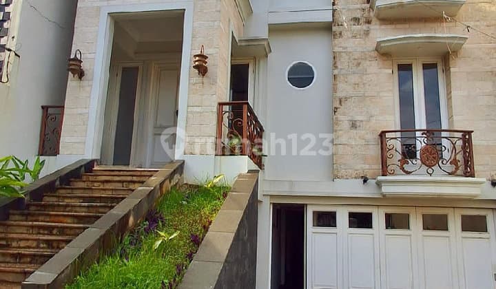 Rumah 2 Lantai Berikut Kolam Renang di Jatinegara, Jakarta S9503