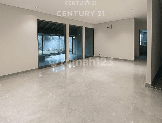 Newly Renovated Spacious House with Very Strategic Location in Jagakarsa S9303