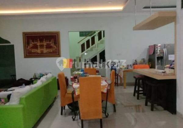 Rumah 2 Lantai 4+1 Kamar Tidur, Posisi Hook Semi Furnished Luas Tanah 192m2 di Komplek Deppen Rri, Cimanggis Depok
