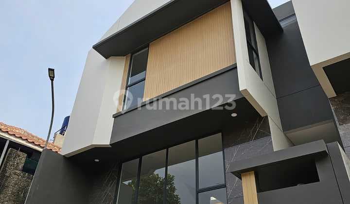Rumah Minimalis Modern Siap Pakai di Setraduta - 3 Lantai, 3 KT