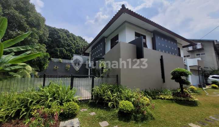 Luxury House with Comfortable Ready-to-Use Swimming Pool, in Hegarmanah