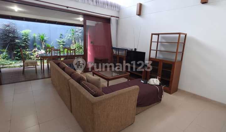 Sewa Rumah Nuansa Tropical Sejuk dan Asri di Setraduta