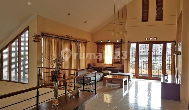 Rumah 3 Lantai Sangat Terawat Siap Huni di Setrasari