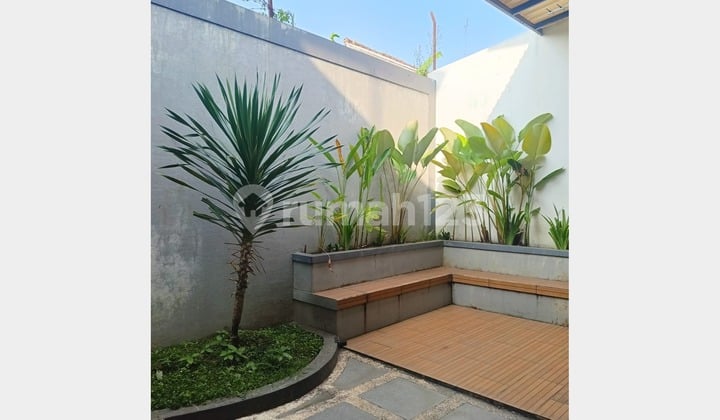 Large Luxury 2.5-Story House in South Bandung