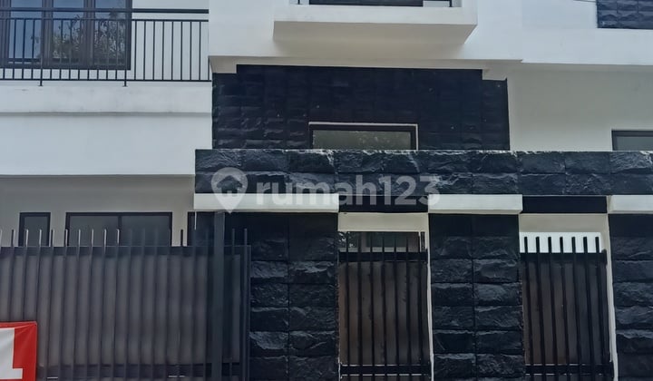 Rumah Baru 2 Lantai Siap Huni Jalan Besar